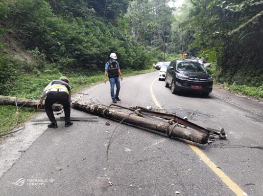  Reaksi Cepat Kanit Lantas Parapat Bantu Evakuasi Tiang Listrik Tumbang