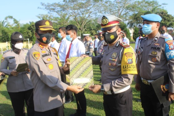 36 Personil Polres Sergai dan Desa Kampung Tangguh Raih Reward Kapolres