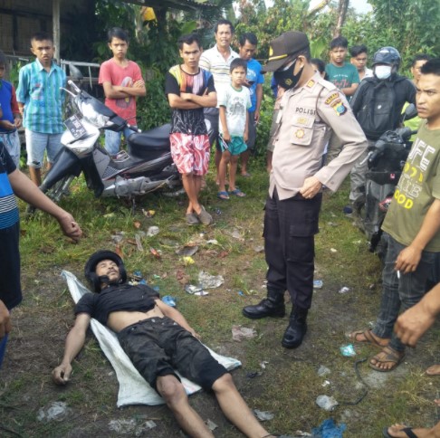  Kapolsek Panei Tonga Sigap Evakuasi Sesosok Mayat dan Sepeda Motor di Aliran Sungai