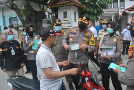  Kapolresta Pekanbaru Bagikan Masker ke Pengendara Motor dan Mobil di Jalan Melur