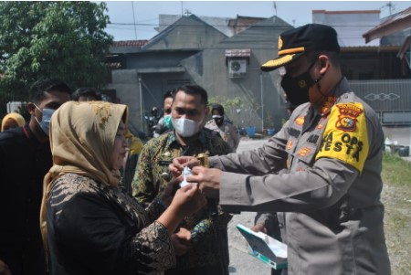  Kapolresta Pekanbaru Bagikan Ratusan Masker Gratis Untuk Masyarakat