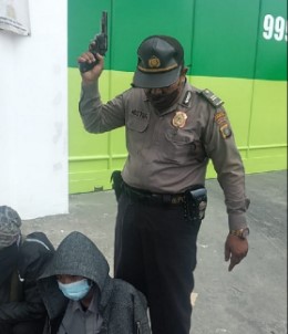  Oknum Perwira Polsek Hamparan Perak Acungkan Senpi Pada Pendemo