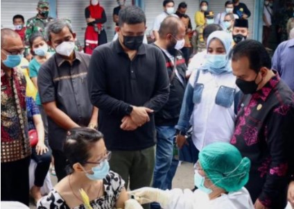 Bobby Tinjau Langsung Pelaksanaan Vaksinasi Pedagang di Pasar Sei Sikambing