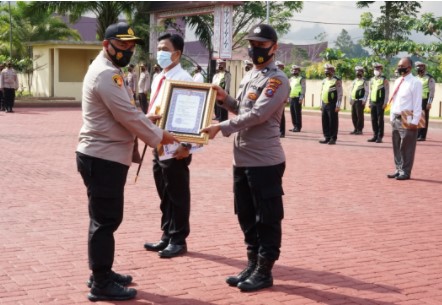  Kapolres Simalungun Berikan Piagam Penghargaan Untuk Personel Berprestasi