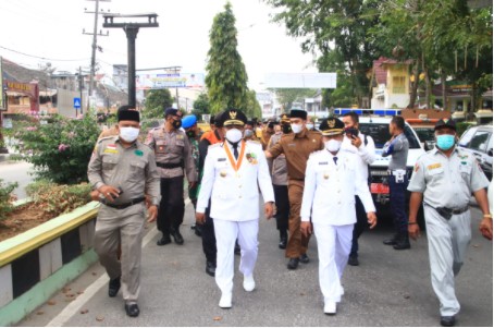  Wali Kota dan Wakil Wali Kota Tanjungbalai Jalan kaki Menuju Rumah Dinas Sambari Menyapa Masyarakat