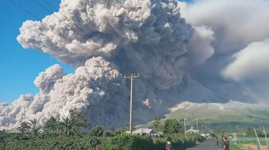  Kembali Erupsi, Gunung Sinabung Semburkan Abu Hingga 5000 Meter ke Arah Barat Daya