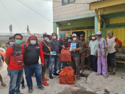 Bob Sitepu Anggota DPR RI Salurkan Masker dan Nasi Kotak Pasca Erupsi Gunung Sinabung