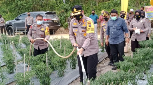  Kapolresta Pekanbaru Sambangi Kampung Tangguh Okura