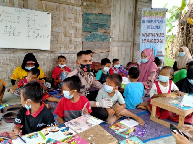  Kapolres Sergai Giatkan Perpustakaan Keliling di Perkampungan