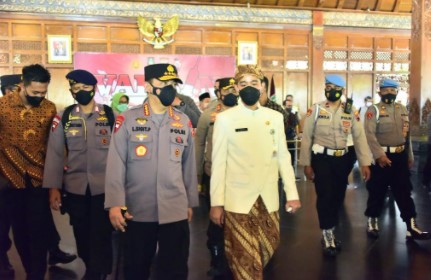  Bersama Wali Kota Solo, Kapolri Tinjau Vaksinasi  Dosen dan Pemuka Lintas Agama