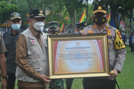  Hadiri Apel Gabungan Kesiapsigaan Karhutla, Kapolresta Terima Penghargaan dari Walikota Pekanbaru