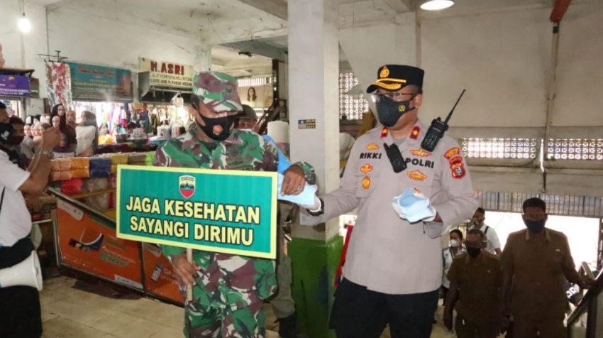  Kapolda Sumut dan Forkopimda Kompak Bagikan Masker dan Hand Sanitizer di Pasar Tradisional Kota Medan