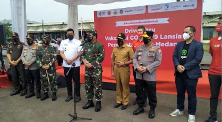  Panglima dan Kapolri Harapkan Proses Vaksinasi Drive Thru Berjalan Lancar