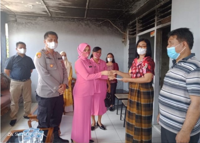  Polsek Medan Area dan Ibu Bhayangkari Serahkan Tali Asih Untuk Aiptu TP Silalahi