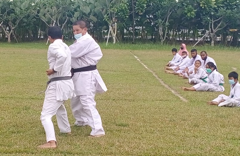  Kapolsek Percut Seituan Hadiri Kegiatan Kenaikan Sabuk KKI di Lapangan Mini Citra Land