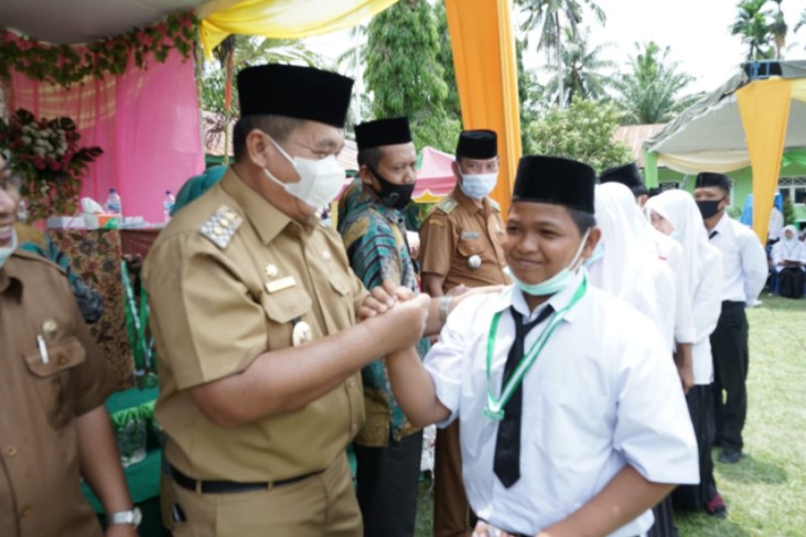  Lepas Peserta Didik MTs Al-Washliyah 64, Wakil Bupati Asahan Berpesan Agar Tekun Belajar dan Bebakti Kepada Orang Tua