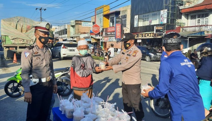  SPI Rohul dan Polsek Ujung Batu Bagi Takjil Gratis