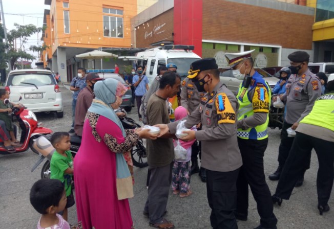  Kapolres Kampar Bersama PJU Bagi-bagi Takjil dan Masker untuk Masyarakat Kota Bangkinang