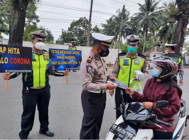  Ops Keselamatan Toba 2021, Satlantas Polres Simalungun Bagikan Masker serta Tempelkan Stiker dan Brosur