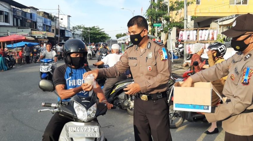  Polres Kampar Kembali Bagikan Takjil Gratis Untuk Masyarakat Jelang Buka Puasa