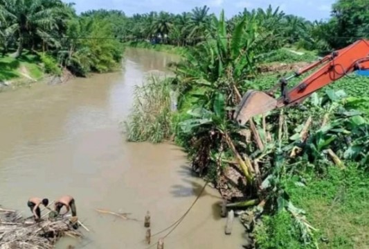  DLHKP Batubara Bersihkan Jembatan Sei Tanjung Indrapura