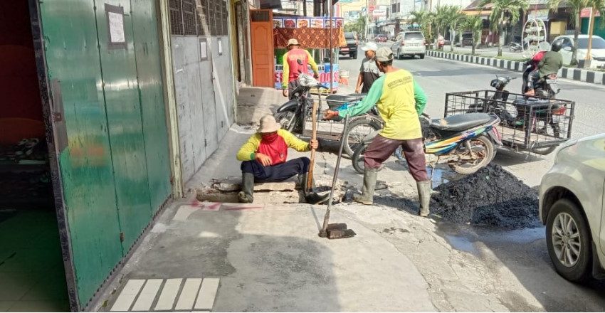  Antisipasi Banjir, Dinas PUPR Rutin Bersihkan Saluran Air