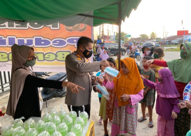  Polsek Tenayan Raya Berbagi Takjil di Depan Mako Polsek