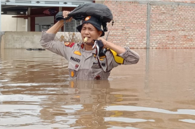  Polresta Pekanbaru Turunkan Personil Bantu Warga Terdampak Banjir di Bukit Raya