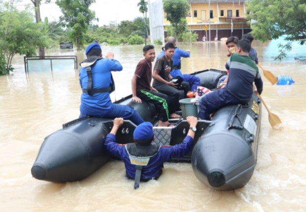  Ditpolair Polda Riau Turun Evakuasi Warga Terdampak Banjir