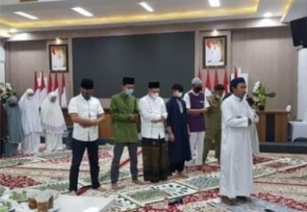  Sambut Nuzul Quran, Bupati Batubara dan Keluarga Laksanakan Sholat Tarawih dan Witir