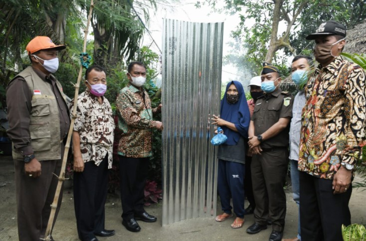  Peduli Masyarakat Korban Bencana, Bupati Sergai Serahkan Bantuan Material Bangunan