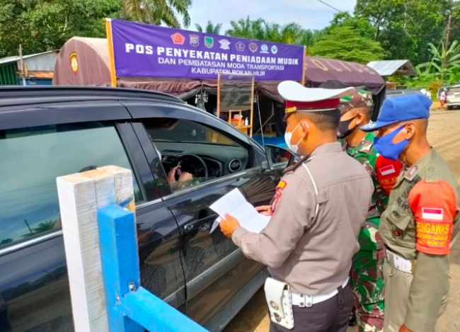  Satlantas Polres Hilir Halau Pemudik di Perbatasan Sumut-Riau