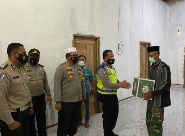  Kapolres Siak Mengunjungi Rumah Ayah Sertu Bah Yoto Eki Setiawan Kru KRI Nanggala – 402