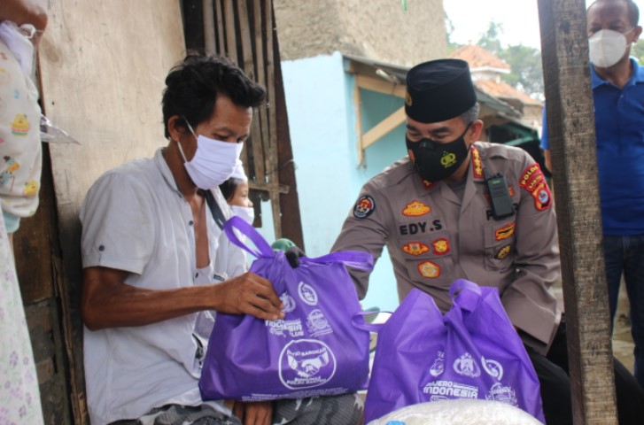  Kunjungi Masyarakat yang membutuhkan, Tim Warung Jumat Salurkan Paket Sembako