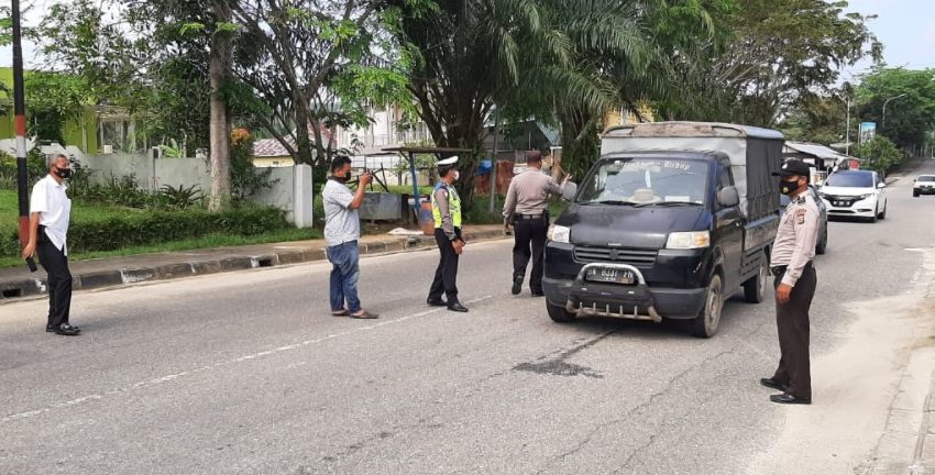  Puluhan Anggota Polres Kampar Tertibkan Pelanggar Prokes di Kota Bangkinang