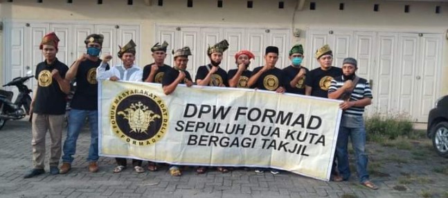  DPW Formad Berbagi Takjil di Jalan Besar Hamparan Perak