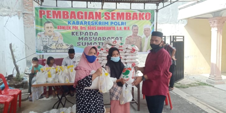  Kabareskrim Polri Bagikan Sembako Untuk Masyarakat Medan-Sumut