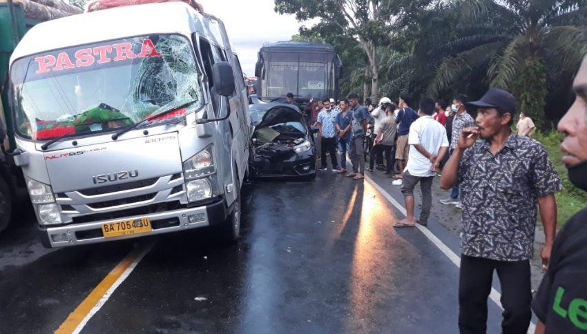 Tabrakan Beruntun di Meranti, 2 Bus dan 1 Mobil Rusak Parah