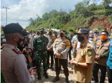  Gubernur Riau Didampingi Kapolda Tinjau Pos Peniadaan Mudik di Perbatasan Riau Wilayah Kampar