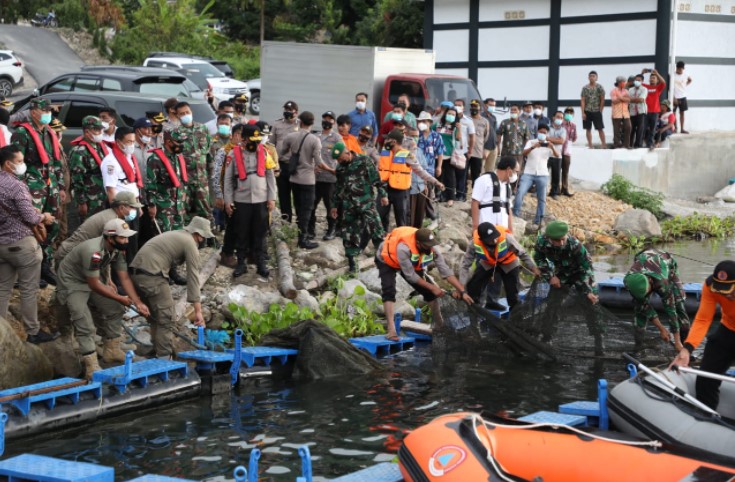  Kapolda Sumut Tinjau Penertiban Keramba Jaring Apung di Kawasan Danau Toba