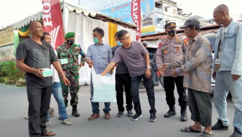  Polsek Percut Sei Tuan Bagikan Takjil di Jalan William Iskandar