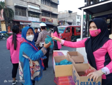  Ketua PC Bhayangkari Polrestbes Medan didampingi Ketua Ranting Bhayangjari Polsek Medan Area Bagikan Takjil di Sukaramai 