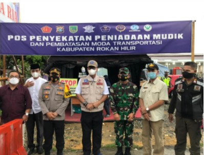  Kapolres dan Bupati Rokan Hilir Tinjau Posko Penyekatan Mudik