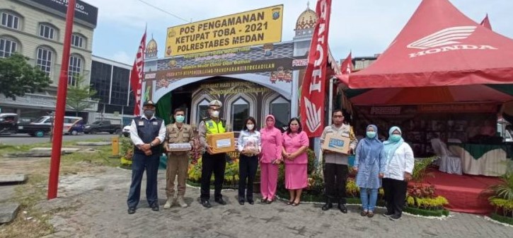  Ketua Cabang Bhayangkari Medan Beri Bingkisan Untuk Petugas Pospam III Cemara