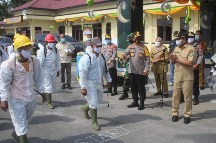  Kapolres Serdang Bedagai Pimpin Penyemprotan Disinfektan Secara Massal