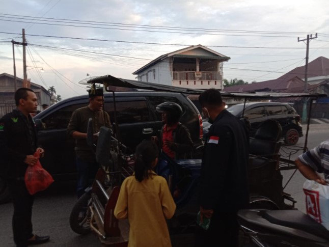  Garda Bangsa Kota Tanjung Balai Bagi Takjil dan Masker