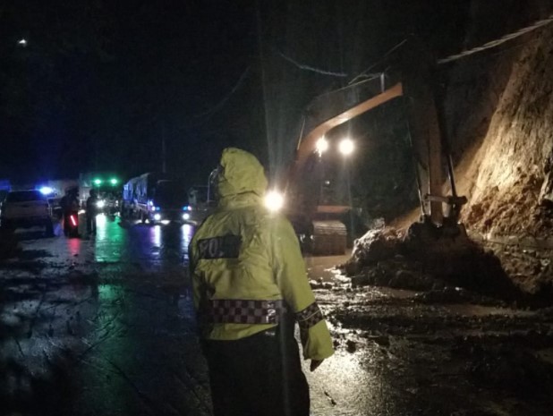 Longsor di KM 77 Jalan Lintas Riau-Sumbar, Petugas Buka ...