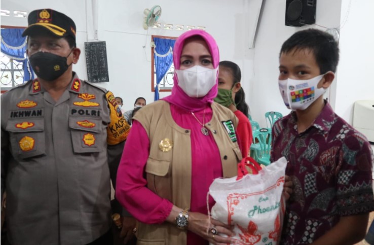 Kapolres Batubara Dampingi Ketua Bhayangkari Gelar Bakti Sosial