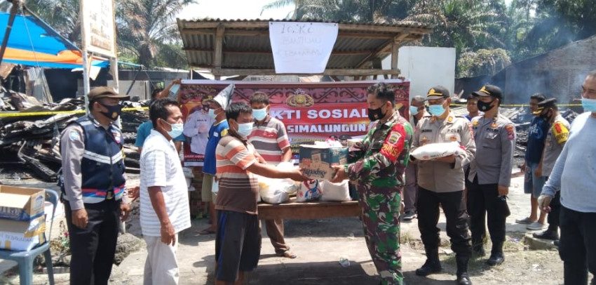  8 Rumah di Nagori Pokan Baru Terbakar, Kapolres Simalungun Berikan Bantuan Sembako