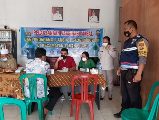  Door to Door Polres Rohil Vaksin Warga Lansia